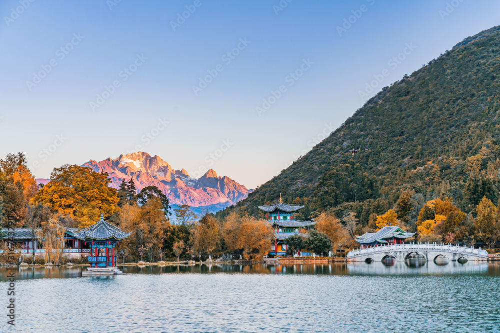 中国云南丽江玉龙雪山和黑龙湖的清晨景色