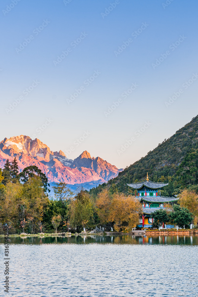 中国云南丽江玉龙雪山和黑龙湖的清晨景色