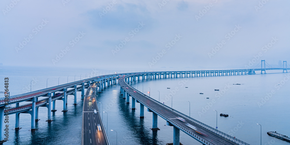 中国辽宁省大连市大连跨海大桥夜景