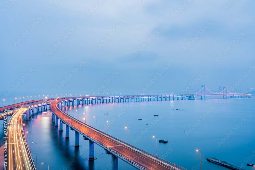 中国辽宁大连跨海大桥夜景