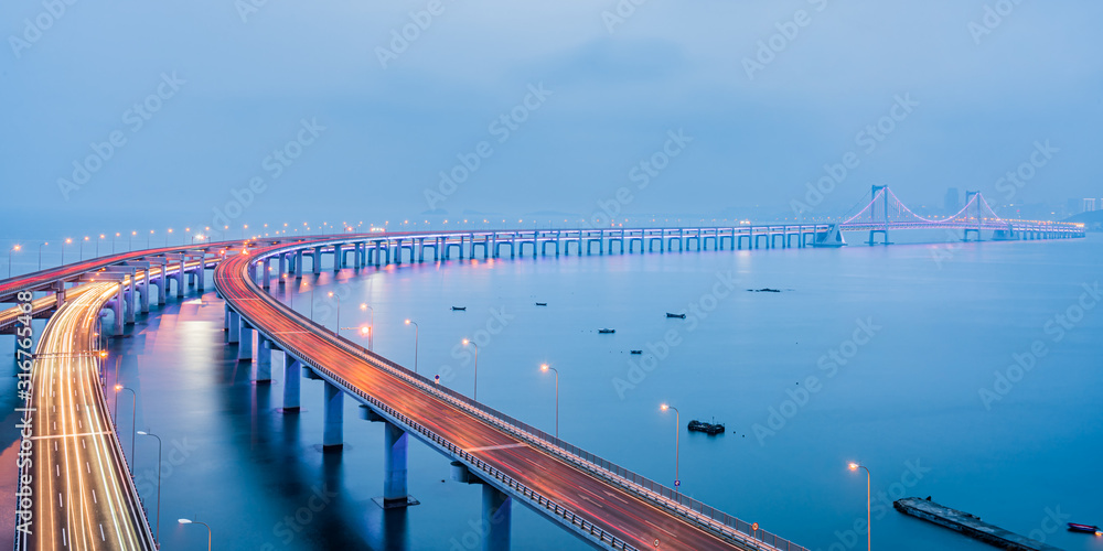 中国辽宁省大连市大连跨海大桥夜景