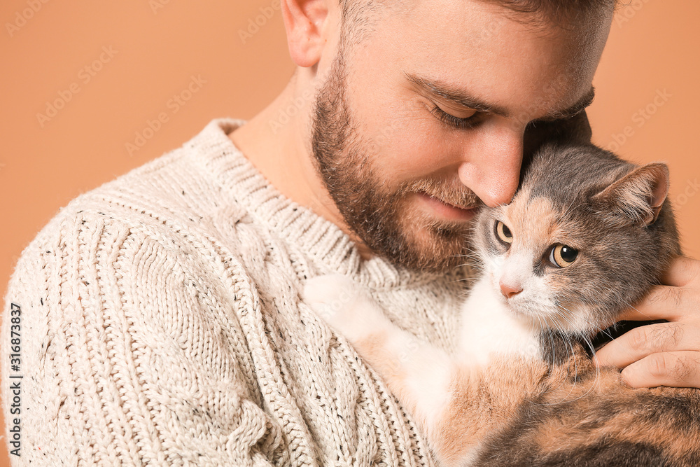 彩色背景上有可爱猫的男人