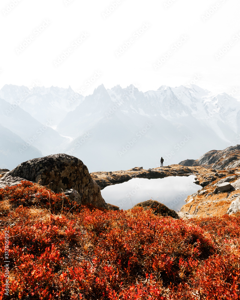 Chesery湖（Lac De Cheserys）附近徒步旅行者的剪影。后面是白雪覆盖的蒙特比安科山脉