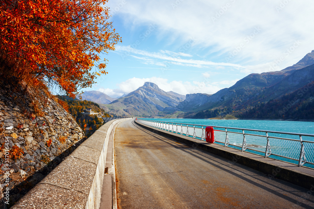 Roselend湖（Lac de Roselend）大坝上的道路。法国阿尔卑斯山（Auvergne Rhone Alpes）。风景照片