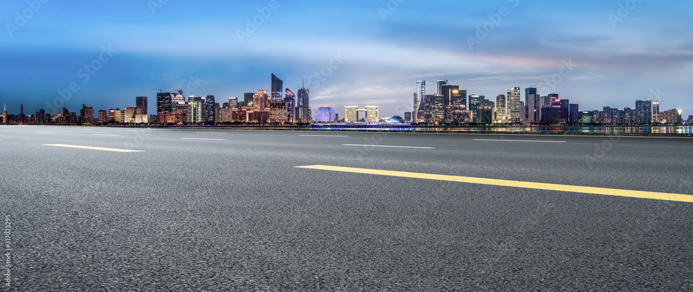 城市道路与杭州建筑景观天际线……