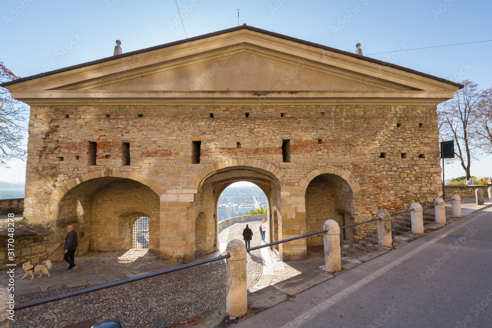 意大利贝加莫Citta Alta老城的Porta San Giacomo门