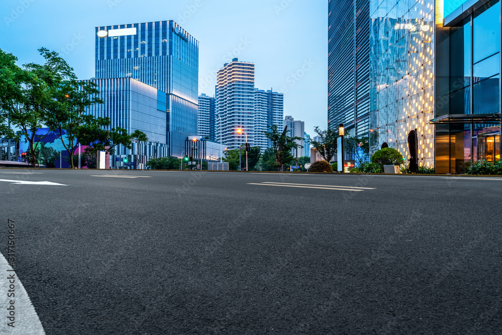 沥青路面天际线与上海建筑景观夜景