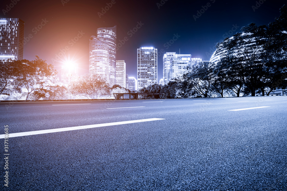 高速公路路面天际线与现代建筑景观夜景