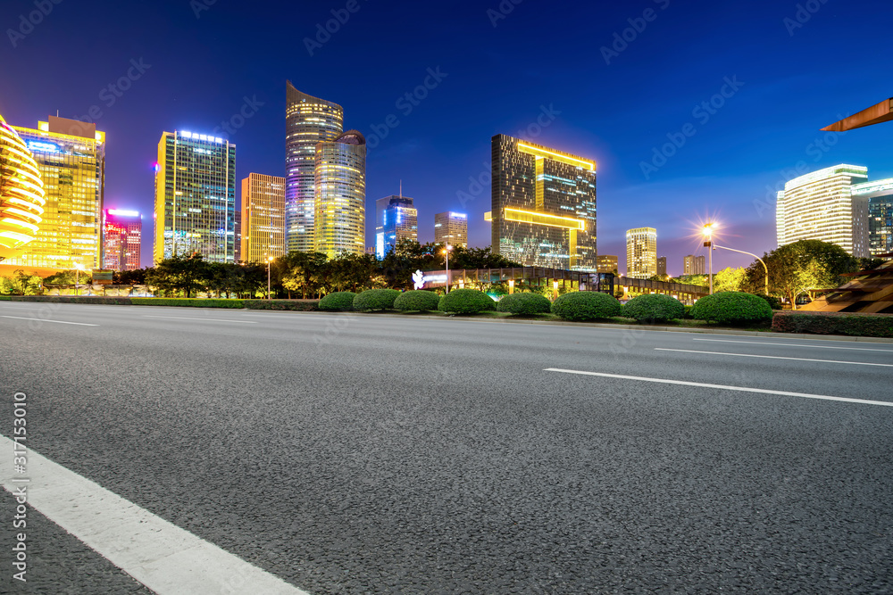 高速公路路面天际线与现代建筑景观夜景