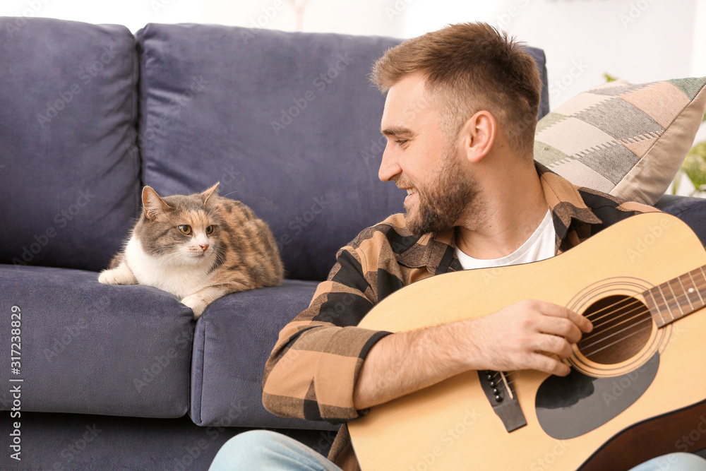 家里有可爱的猫弹吉他的男人