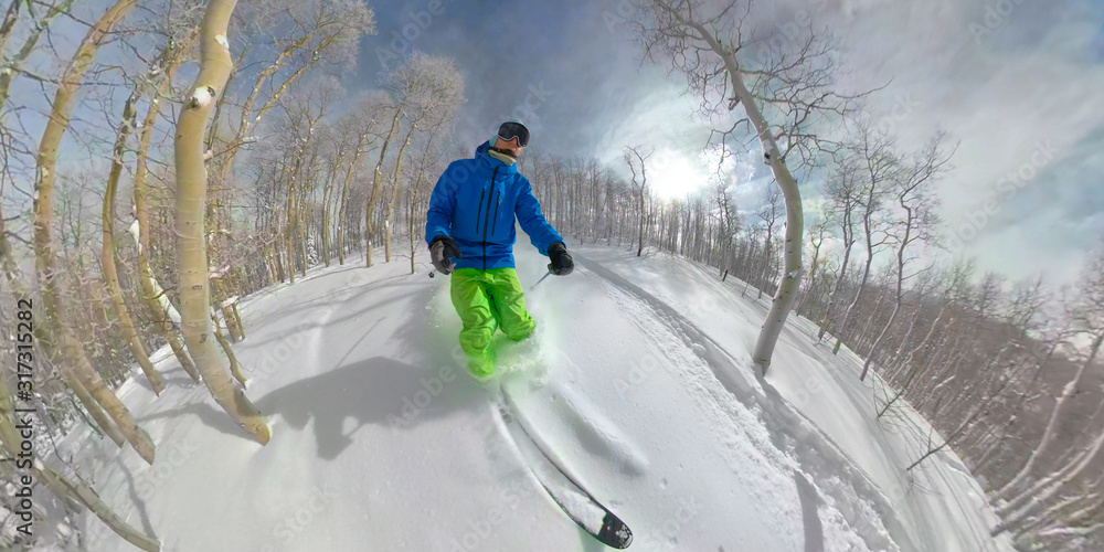 SELFIE：犹他州风景优美的边远地区，一名年轻人在滑雪道外滑雪的酷炫镜头。