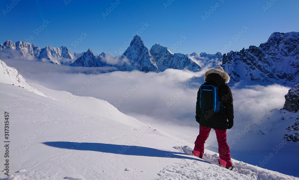 复制空间：雪板手在粉碎新鲜的雪之前观察雪脊。