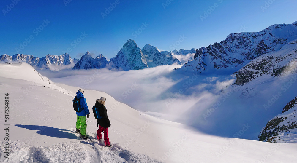 复制空间：滑雪者站在山顶，观察雪山。