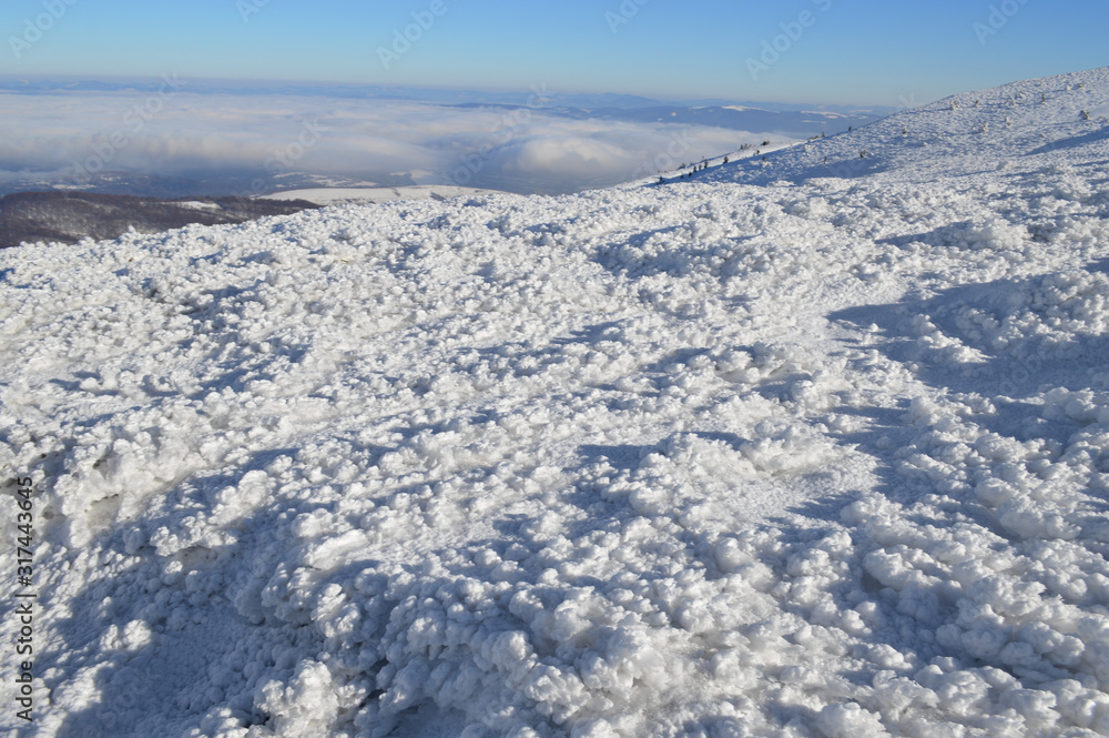 阳光明媚的喀尔巴阡山脉。冬季积雪覆盖的山峰