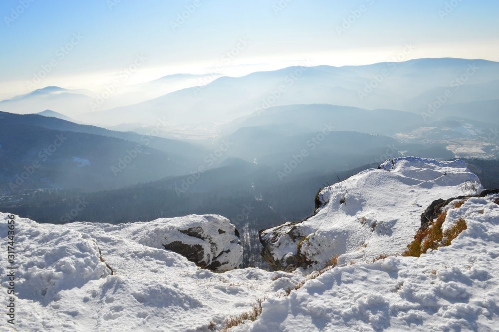 阳光明媚的喀尔巴阡山脉。冬季积雪覆盖的山峰