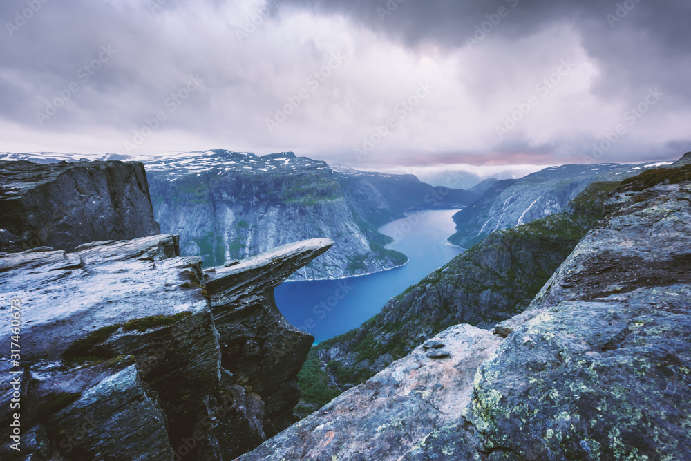 Trolltunga岩石的壮丽景色-挪威最壮观、最著名的悬崖。景观