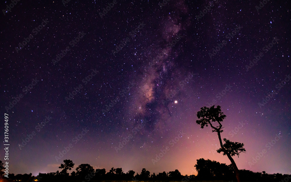 全景蓝色夜空，银河系和黑暗背景下的恒星。宇宙充满了恒星、星云和