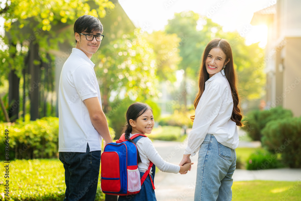 亚洲家庭一起上学