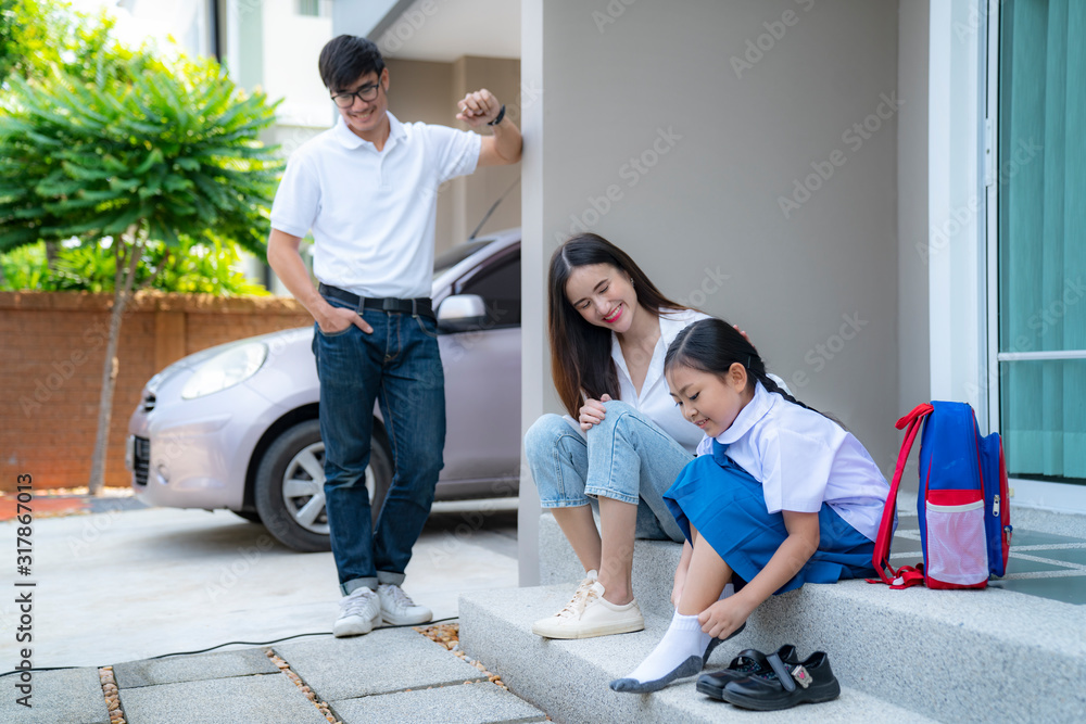 亚裔父亲母亲和女儿在开始上学前做好准备