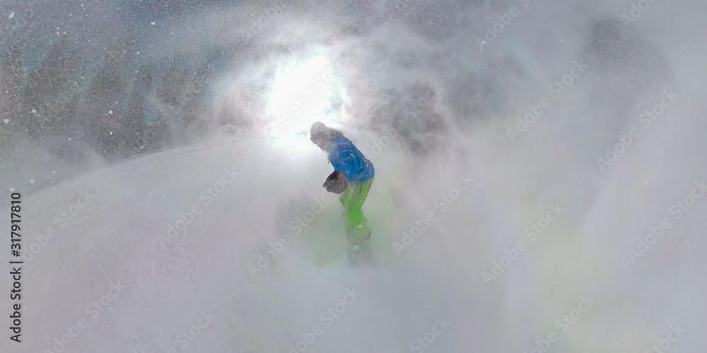 自拍：科罗拉多州一名正在寒假的年轻人在暴风雪中滑雪。