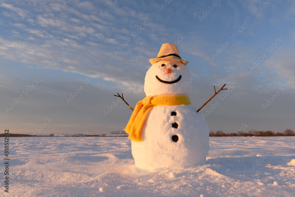 雪地上戴着时髦帽子、长着黄色鳞片的有趣雪人。圣诞快乐，新年快乐！