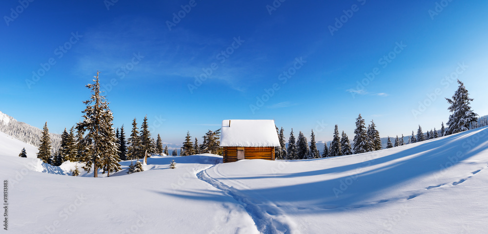 雪山上的木屋，令人惊叹的全景冬季景观。圣诞假期