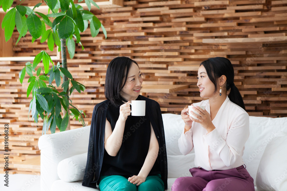 一緒にコーヒーを飲む母と娘