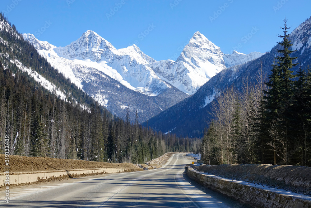 空旷的柏油公路可以欣赏到白雪皑皑的山顶的壮丽景色