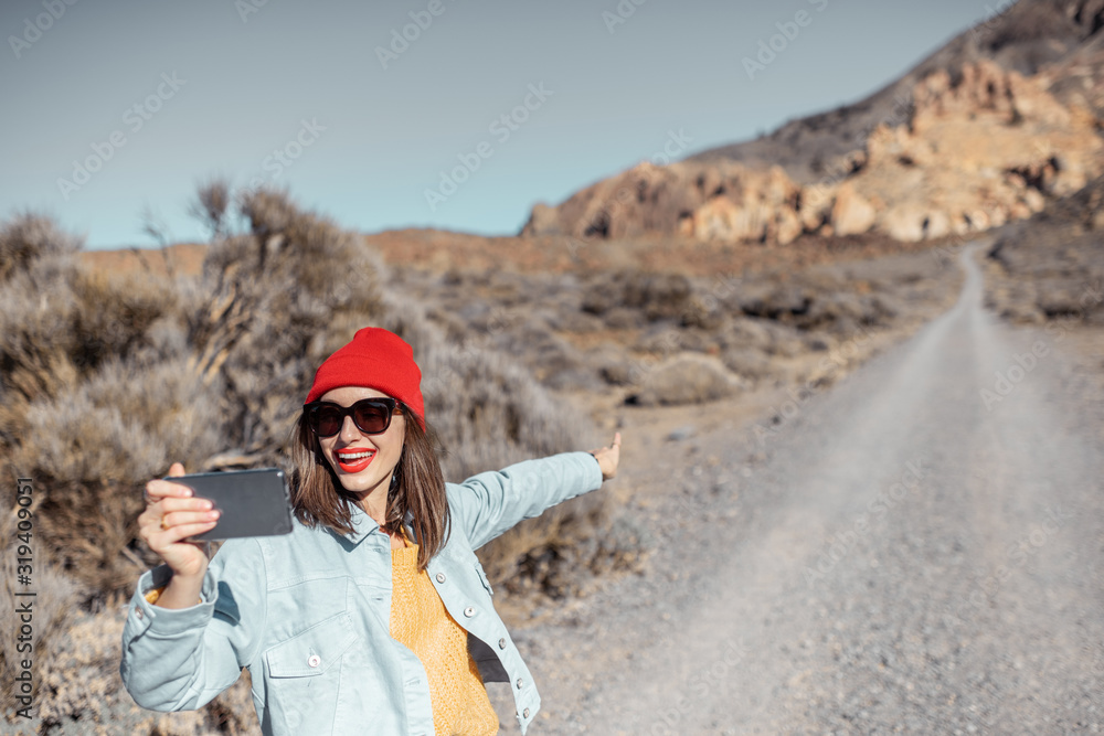 年轻女子在沙漠山谷旅行时通过电话拍照或视频记录。生活方式
1758863589,林登花宏观。