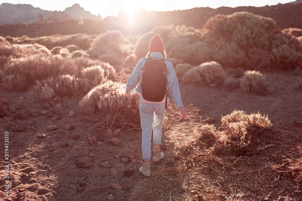 日落时分，一位女士徒步旅行，在美丽的火山谷上欣赏风景。在Teide nati旅行