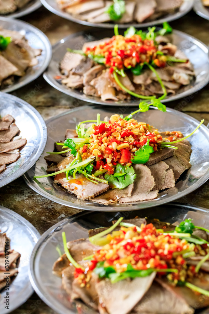 美味的干牛肉片凉菜，配料是红辣椒和大蒜配香菜。中国