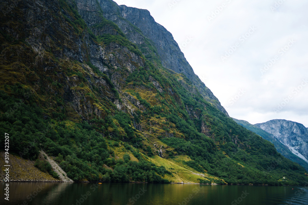 峡湾和山脉的壮丽自然景观。美丽的倒影。风景如画的山脉