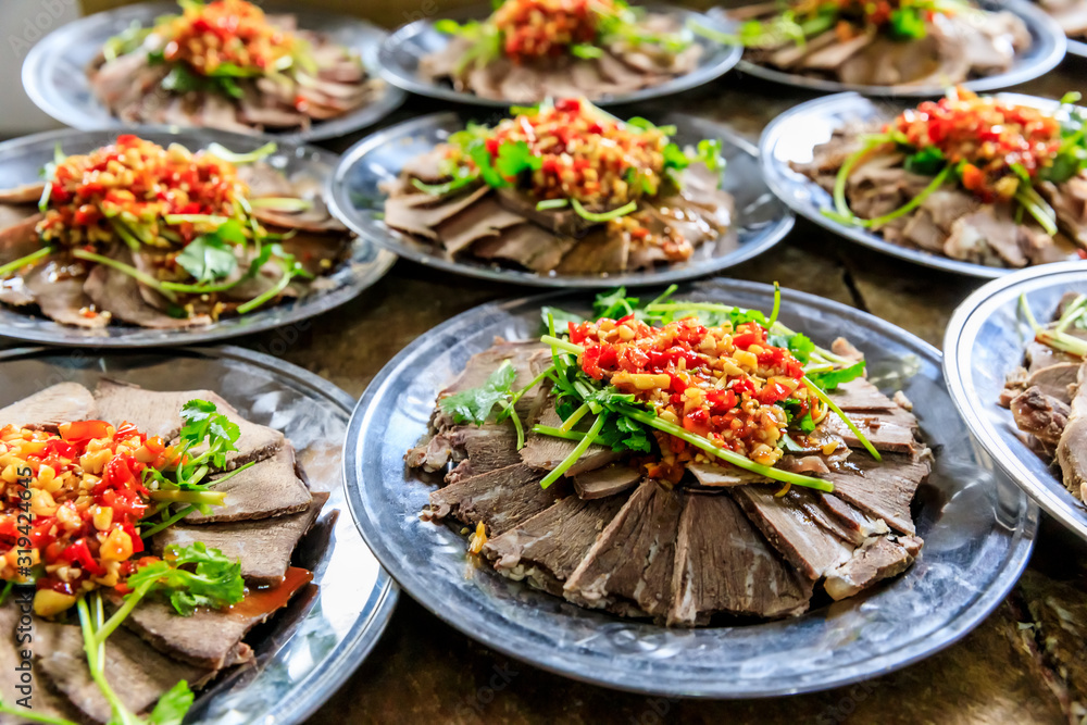 美味的干牛肉片凉菜，配料是红辣椒和大蒜配香菜。中国