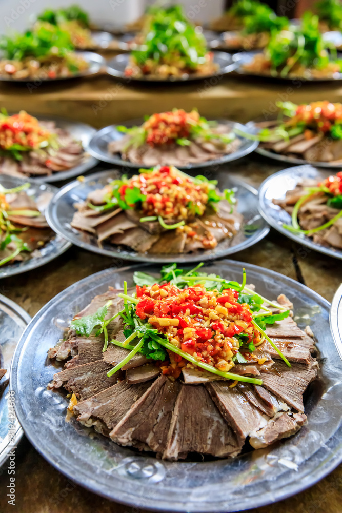 美味的干牛肉片凉菜，配料是红辣椒和大蒜配香菜。中国