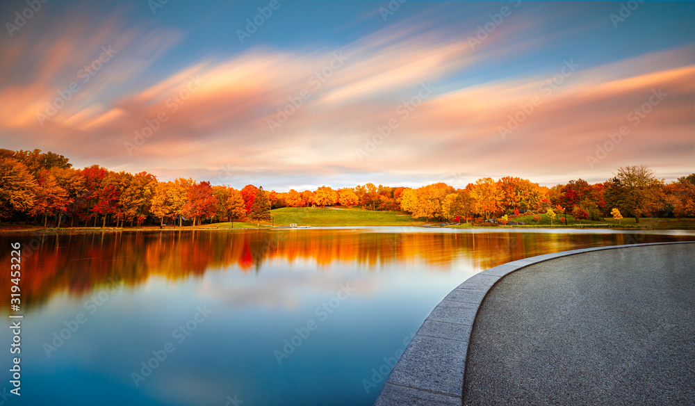 加拿大魁北克省蒙特利尔市的Beaver Lake/Lac Aux Castors，日落时的峰值秋季颜色为橙色