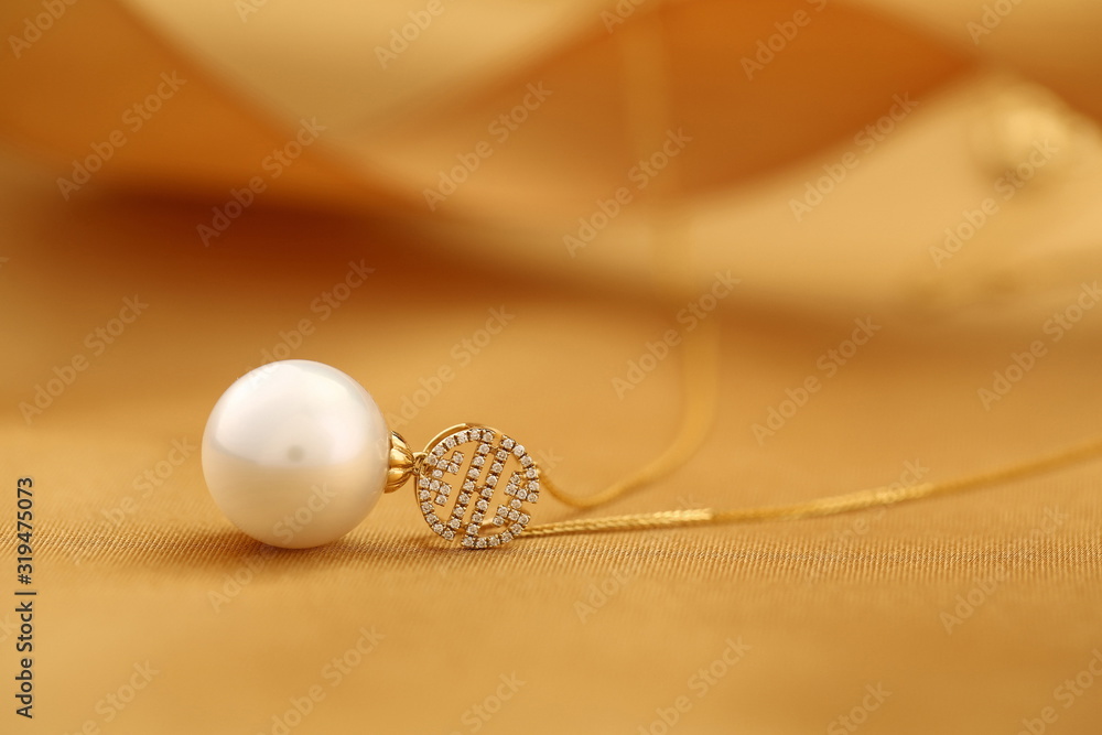 Platinum pearl pendant inlaid with diamonds and gold