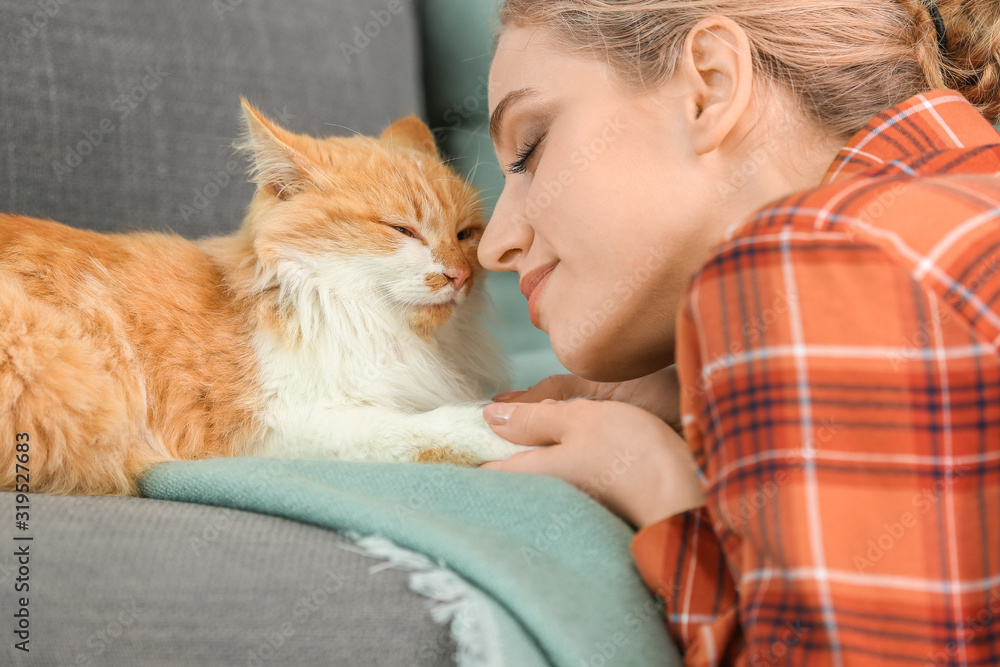 家里养着可爱猫的漂亮年轻女人