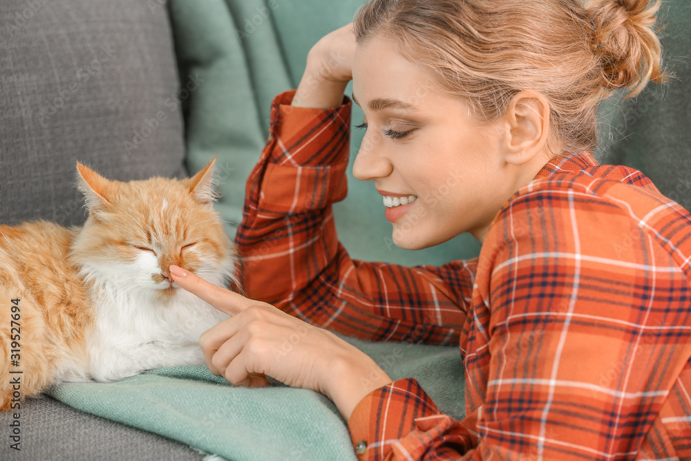 家里养着可爱猫的漂亮年轻女人