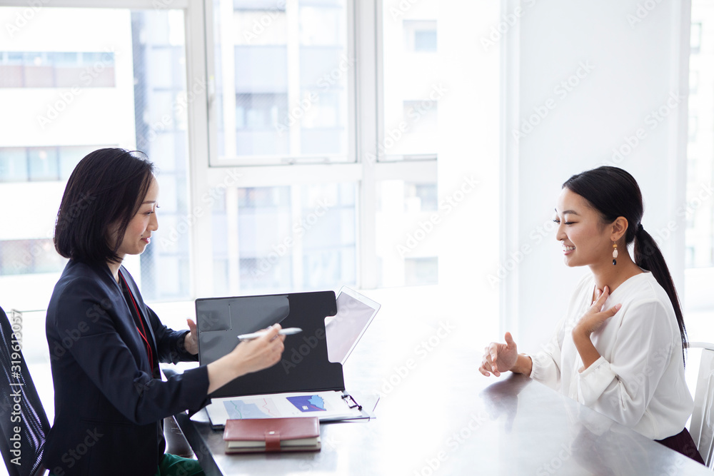 打ち合わせ中の女性たち