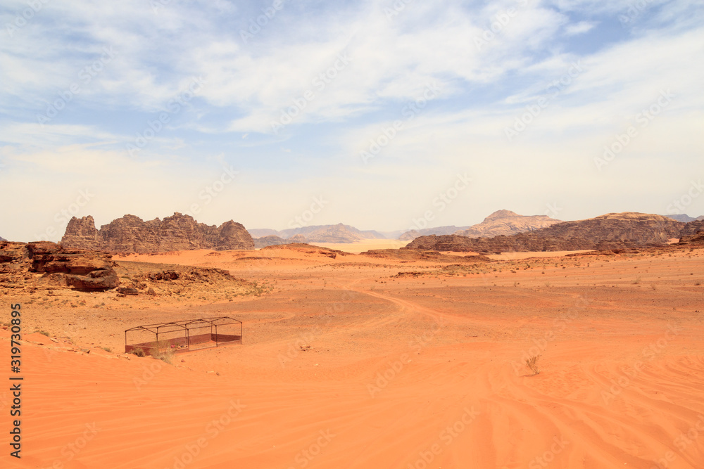 Wadi Rum沙漠全景，沙丘、山脉和沙子，约旦