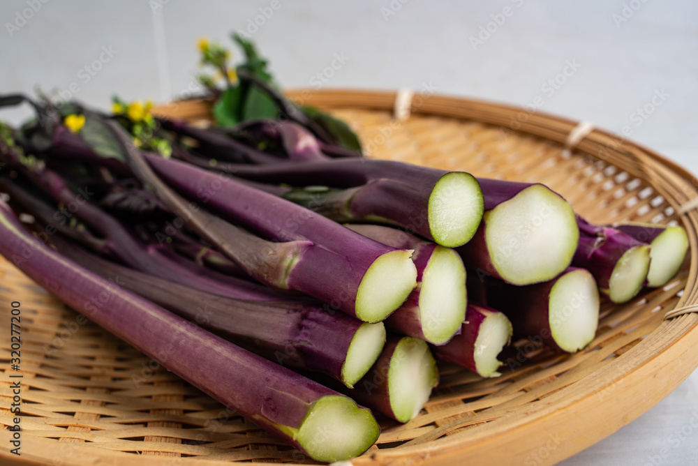 厨房台面上的一把新鲜蔬菜甜菜根