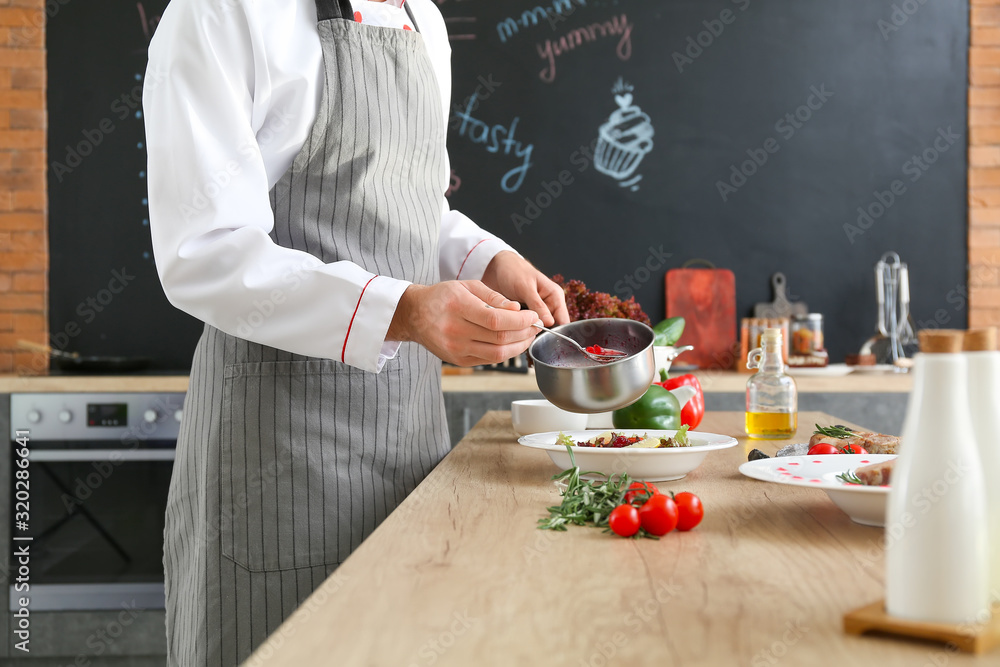 男厨师在厨房做饭