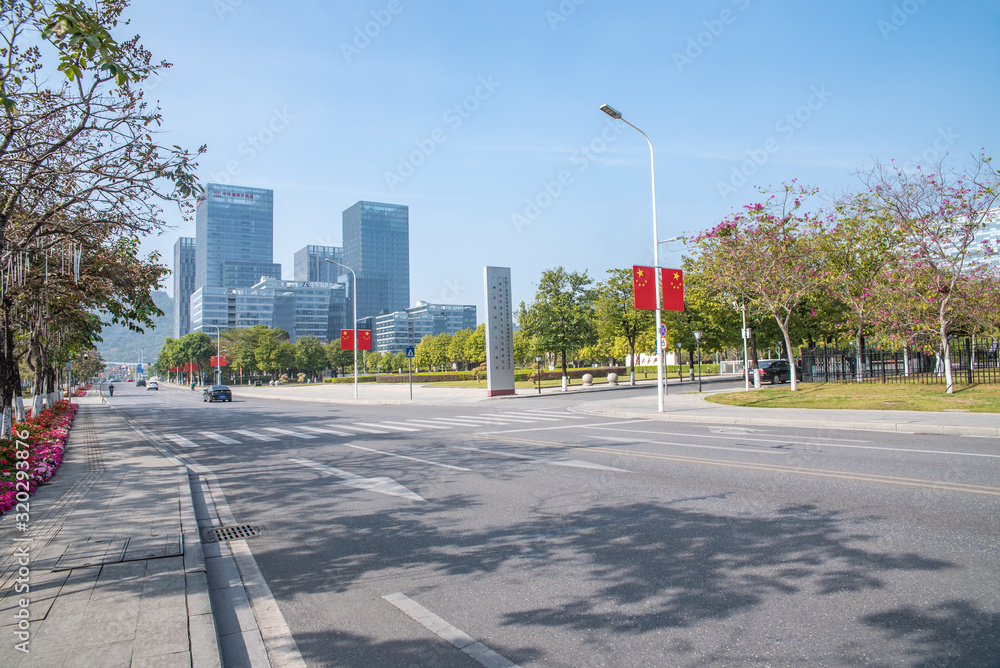 中国广州南沙区城市CBD办公楼和人行道景观