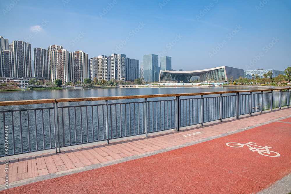 中国广州市南沙区角门凤凰湖公园的风景和湖畔步道