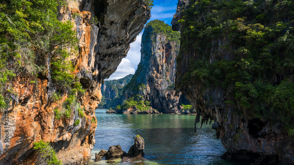 在拉雷湾的湄南湖海滩，乘坐传统的长尾船俯瞰湄南湖洞穴海滩。