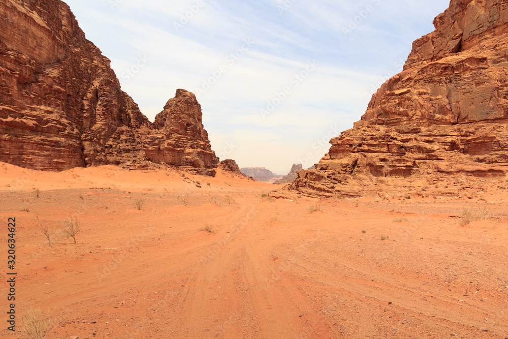 Wadi Rum沙漠全景，沙丘、山脉和沙子看起来像约旦的火星表面