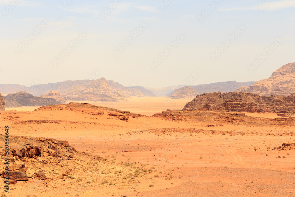 Wadi Rum沙漠全景图，有沙丘、山脉和沙子，看起来像约旦的火星表面