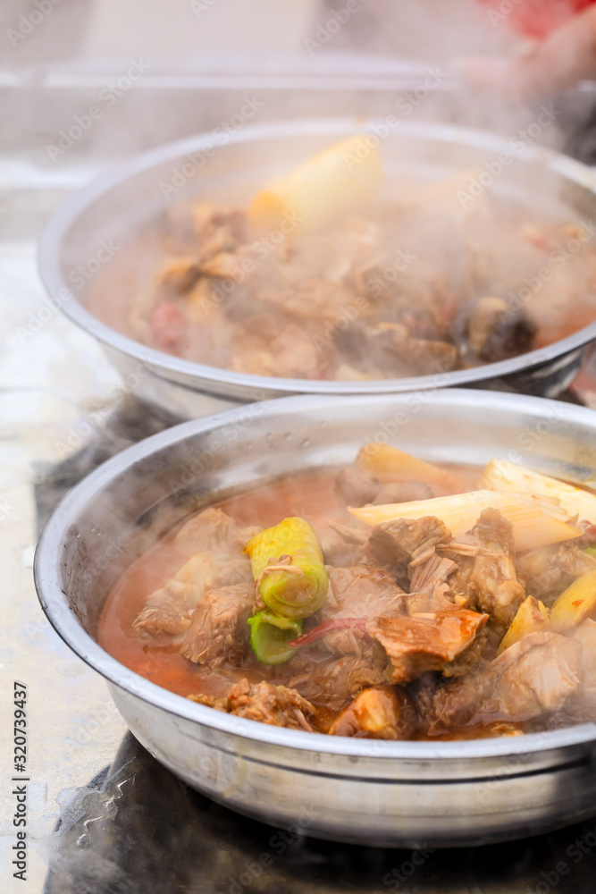 美味的碗炖牛肉，中国菜。