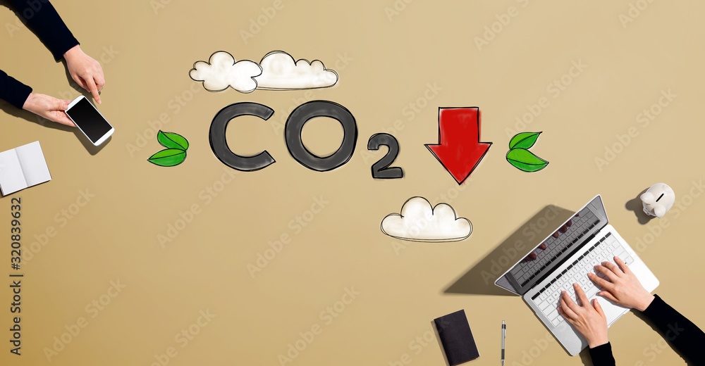 让人们一起使用笔记本电脑和手机来减少二氧化碳的概念