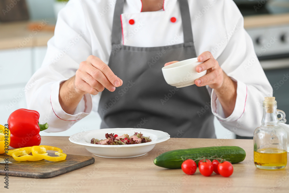 男厨师在厨房做饭，特写镜头